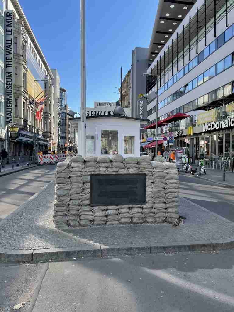 Che vedere a Berlino in 3 giorni 5 Checkpoint Charlie